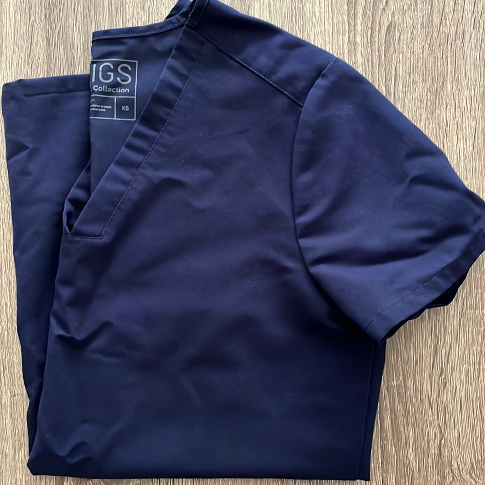 Figs Navy Casma scrub top in XS
